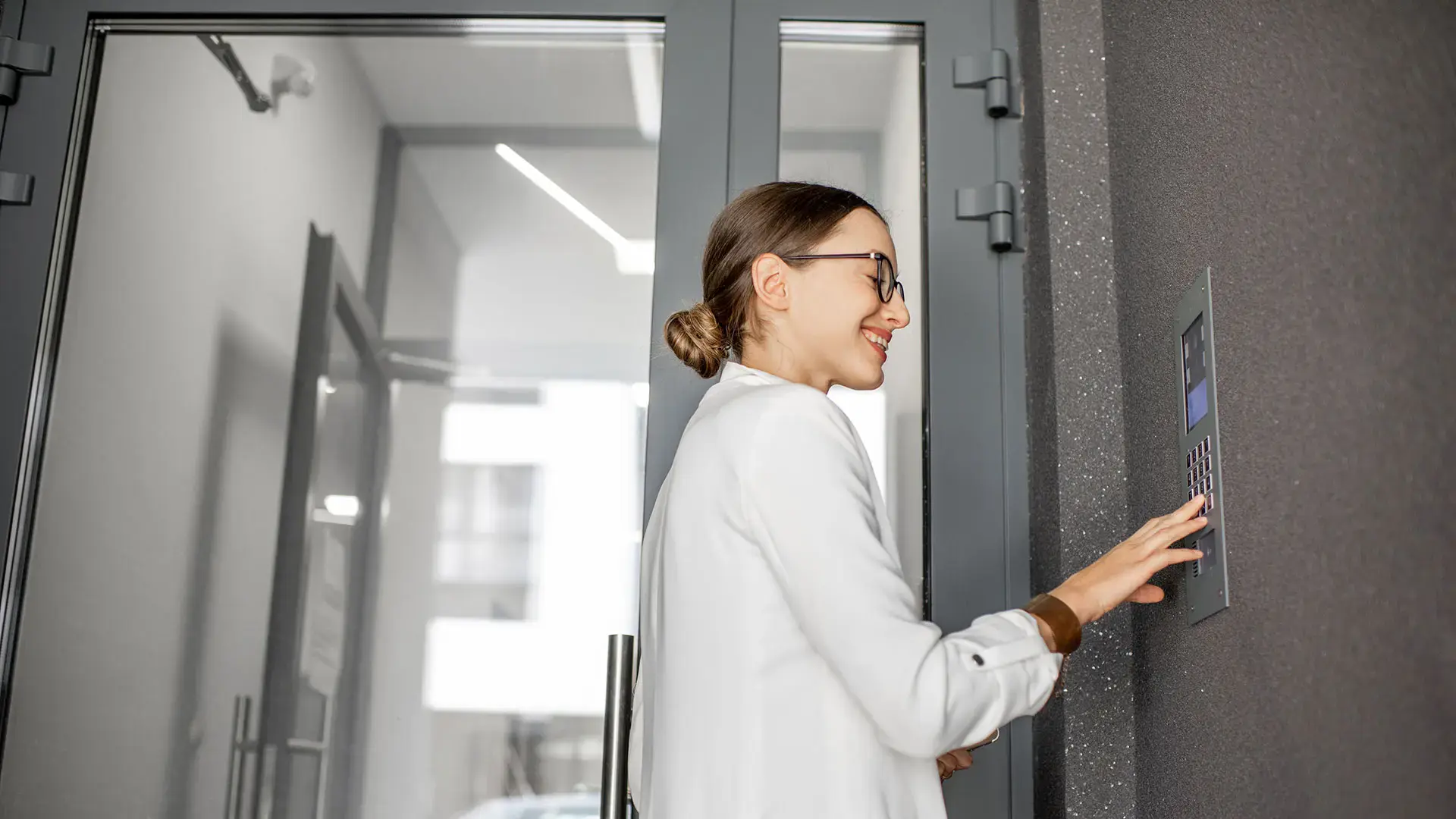 Intercom Solutions: see and speak with visitors before unlocking remotely