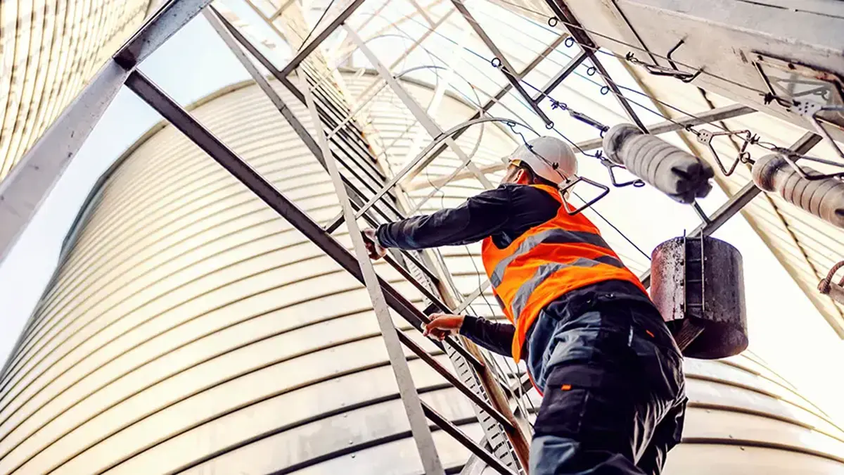 Lone worker using safety app on smartphone